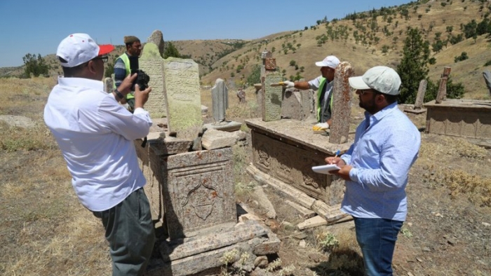 Elazığ Belediyesi Tarihi Mezar Taşlarını Restore Ediliyor