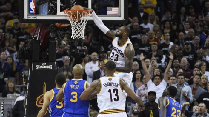 NBA Finalleri: Cleveland Cavaliers, Golden State Warriors'ın tarihi serisini kazanmayı reddetti