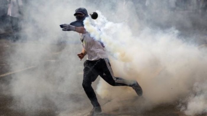 Venezuela ölümcül protesto gösterilerine devam ederken OAS'den çekilecek