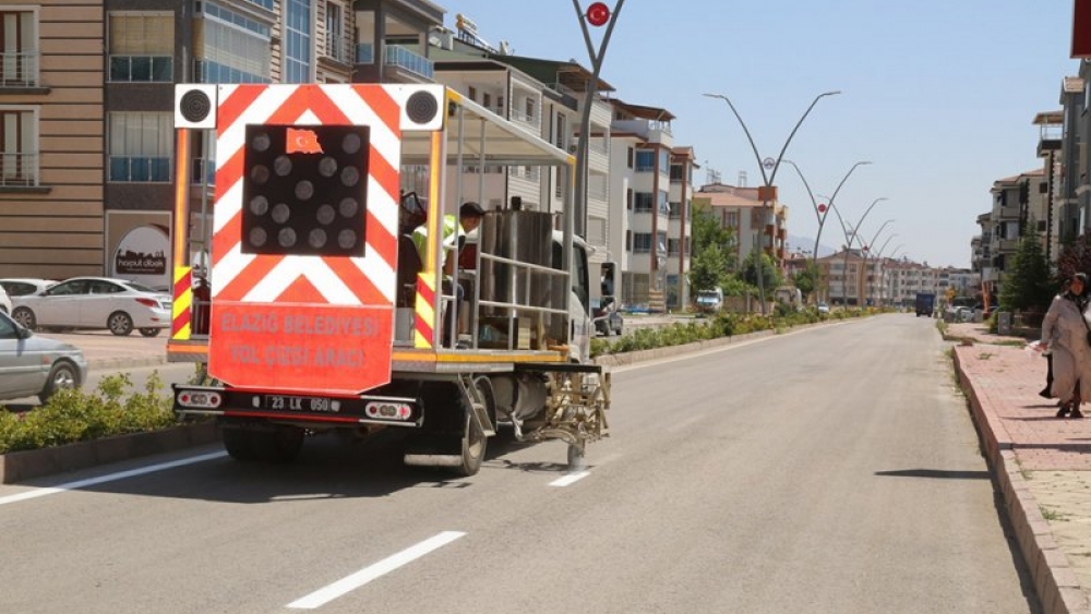 Elazığ Belediyesi silinmiş yol çizgilerini yeniledi