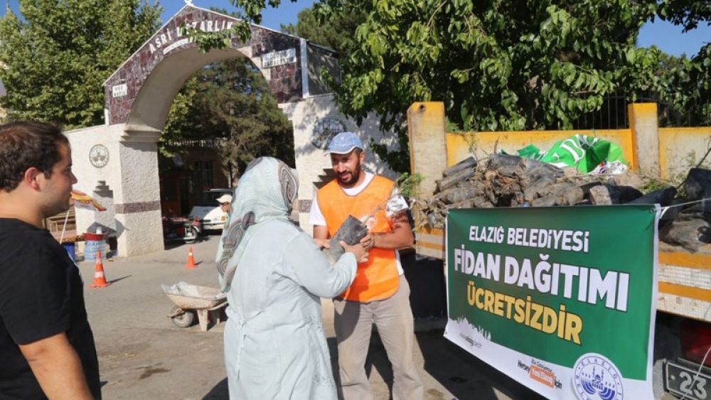 Elazığ Belediyesi’nden Ücretsiz Fidan Dağıtımı