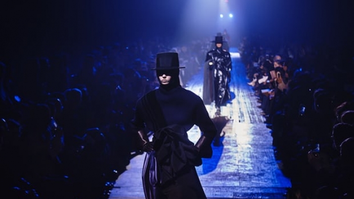 Marc Jacobs, 80'li yıllardan kalma güç sesleri ve baskılar ile geleceğe dönüyor