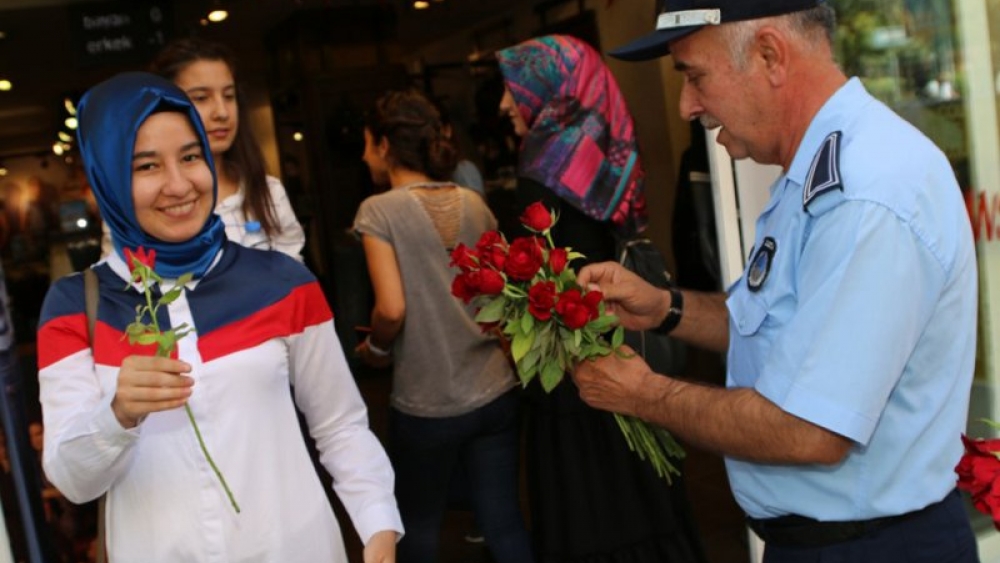 Zabıtadan Vatandaşa Gül Takdimi